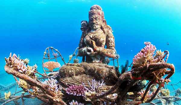 kuil bawah laut pemuteran