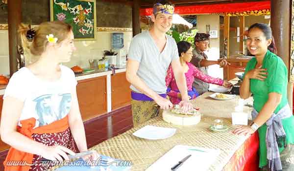 aktivitas memasak makanan khas bali