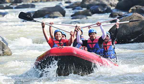 arung jeram di sungai citarik jawa barat