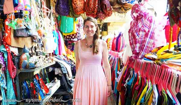 belanja di pasar seni ubud