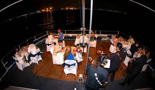 makan malam di sea safari cruise bali