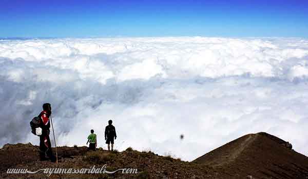 mendaki gunung agung