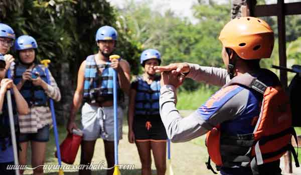 pemandu memberikan instruksi tips rafting untuk pemula