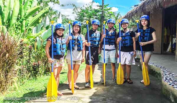 peserta rafting mempersiapkan diri